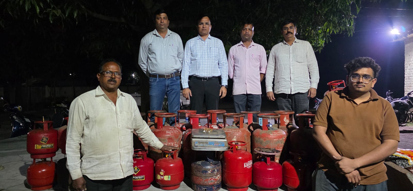 Latest News Tapi : ઉકાઈના ભીમપુરા માંથી ગેરકાયદે ચાલતું ગેસ રીફીલીંગનું કૌભાંડ ઝડપાયું :પિતા-પુત્રની અટકાયત