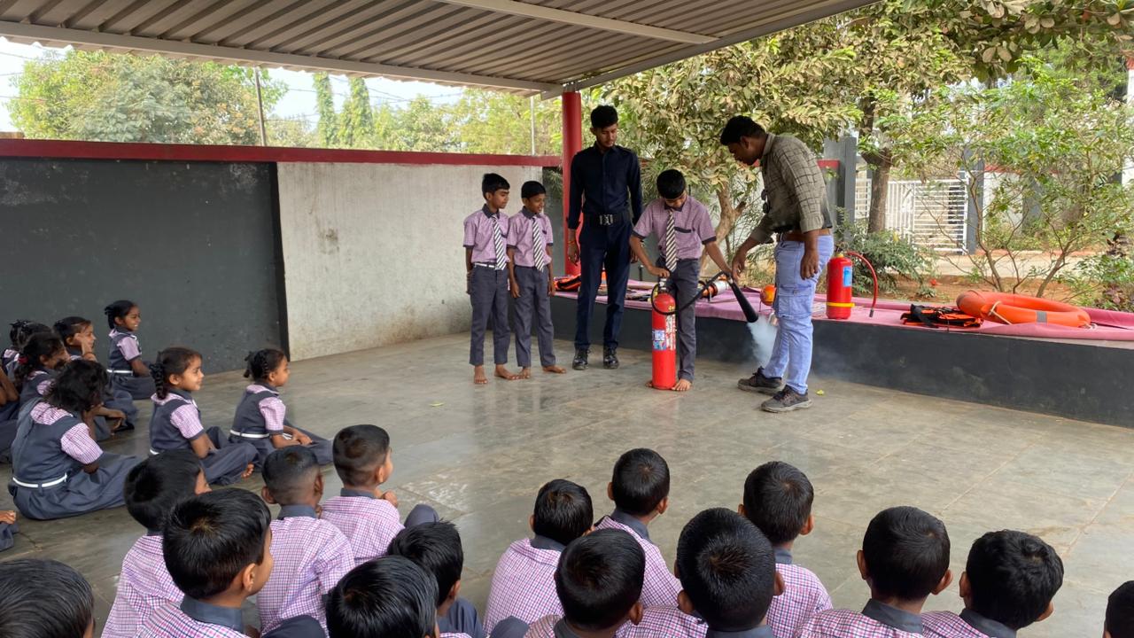 Latest News Tapi : જિલ્લામાં શાળા સલામતી સપ્તાહ-૨૦૨૬ અંતર્ગત ફાયર વિભાગ દ્વારા જનજાગૃતિ કાર્યક્રમો યોજાયા