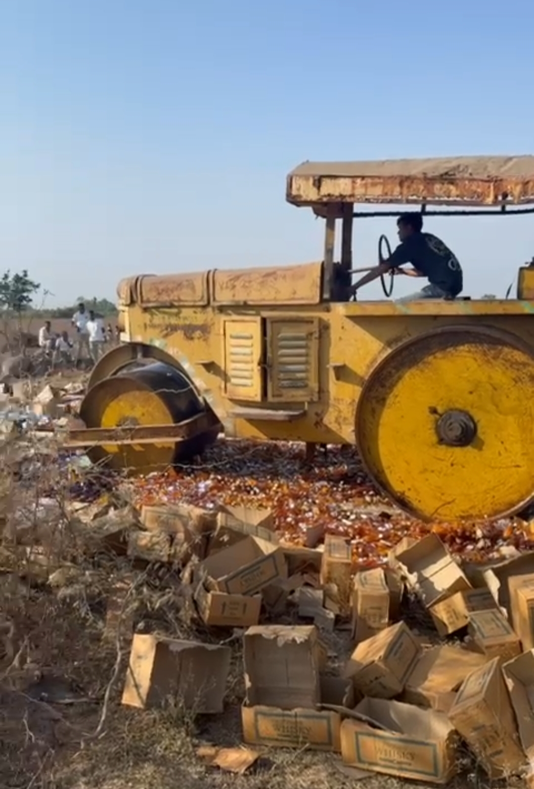 Latest News Tapi : જિલ્લામાં ૩.૪૯ કરોડની ઇંગ્લિશ દારૂની ૧.૧૬ લાખથી વધુ બોટલીઓ પર બુલડોઝર ફેરવી દેવાયું