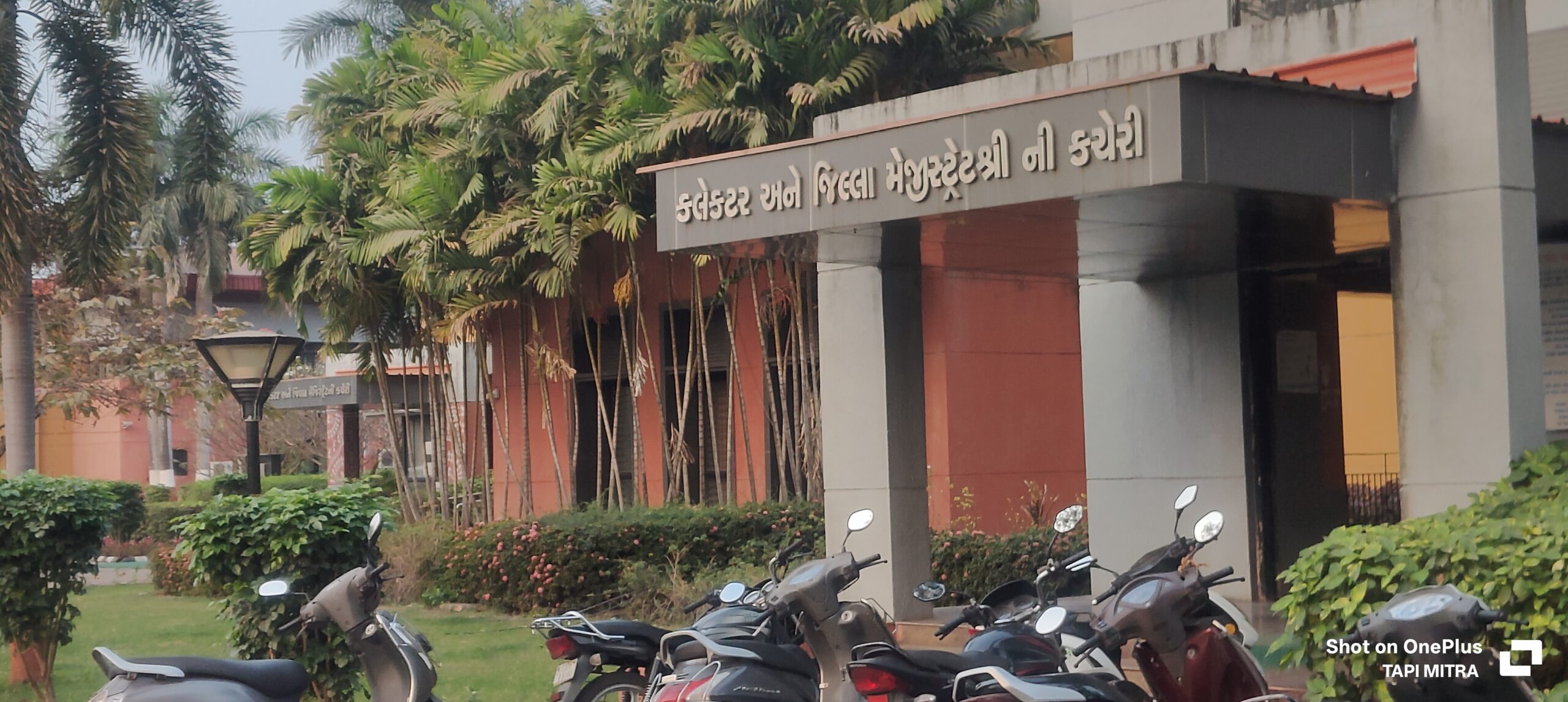 Local News Tapi : સોનગઢમાં કબ્રસ્તાન વિવાદ: સુફી પરંપરા અને દેવબંદી પંથના નિયમો સામસામે, કલેક્ટર સુધી પહોંચી રજૂઆત