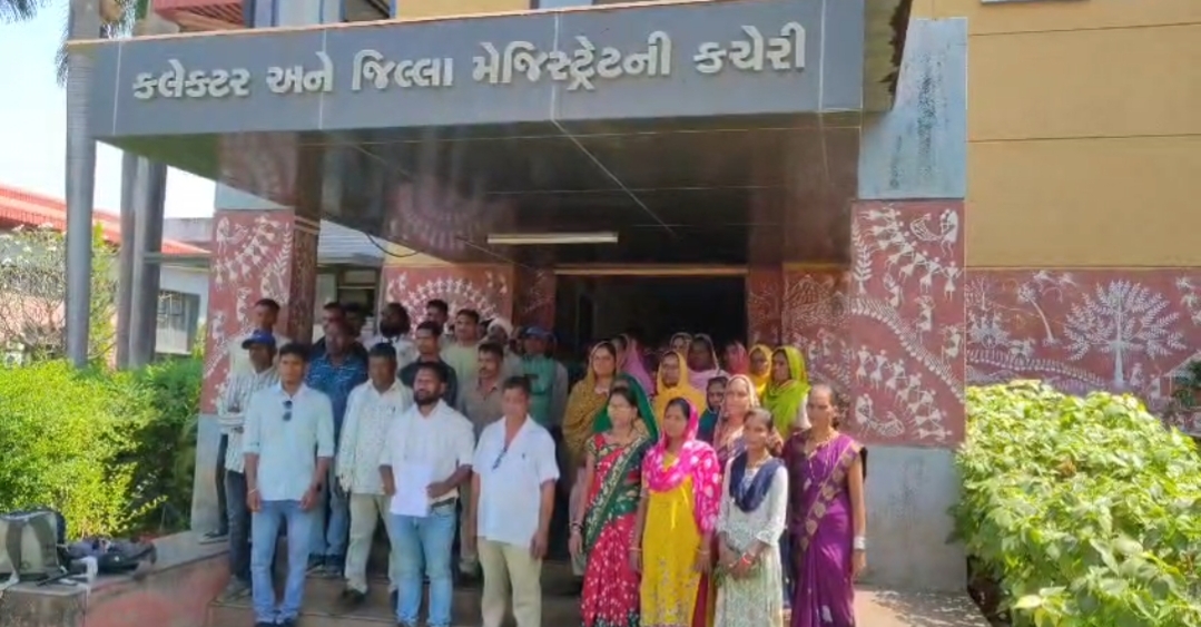 Local News Tapi : સુંદરપુરના ગ્રામજનોનો હલ્લાબોલ : “ગૌચર બચાવો, મેદાન બચાવો” : એકલવ્ય સ્કૂલ અન્યત્ર ખસેડવા કલેક્ટરને રજૂઆત