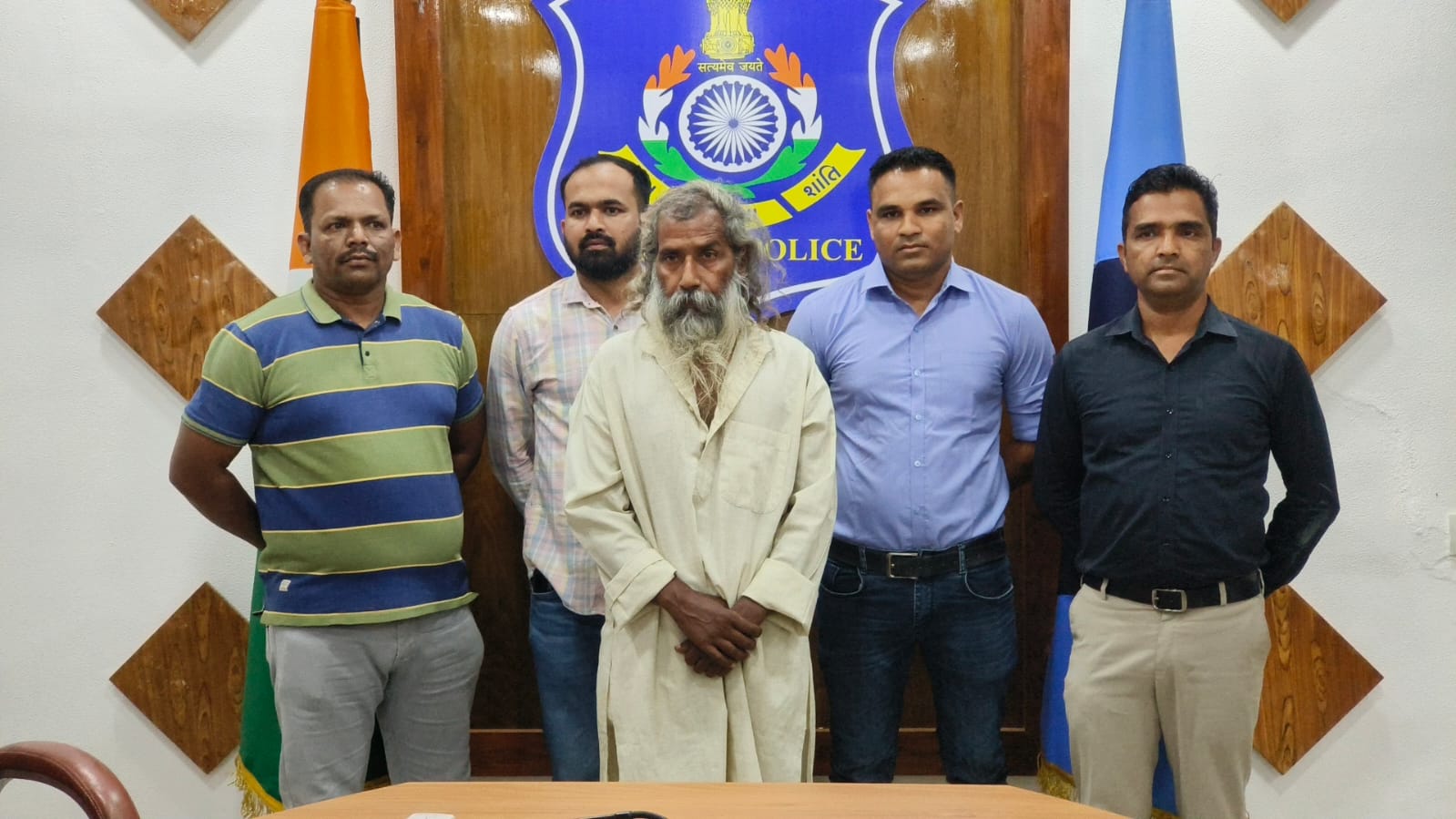 તાપી પોલીસને ૨૫ વર્ષ જૂના ડબલ મર્ડર અને ધાડના ગુનામાં મોટી સફળતા મળી : ડ્રાઈવર-ક્લીનરના હત્યારાને UPના પ્રતાપગઢથી દબોચ્યો