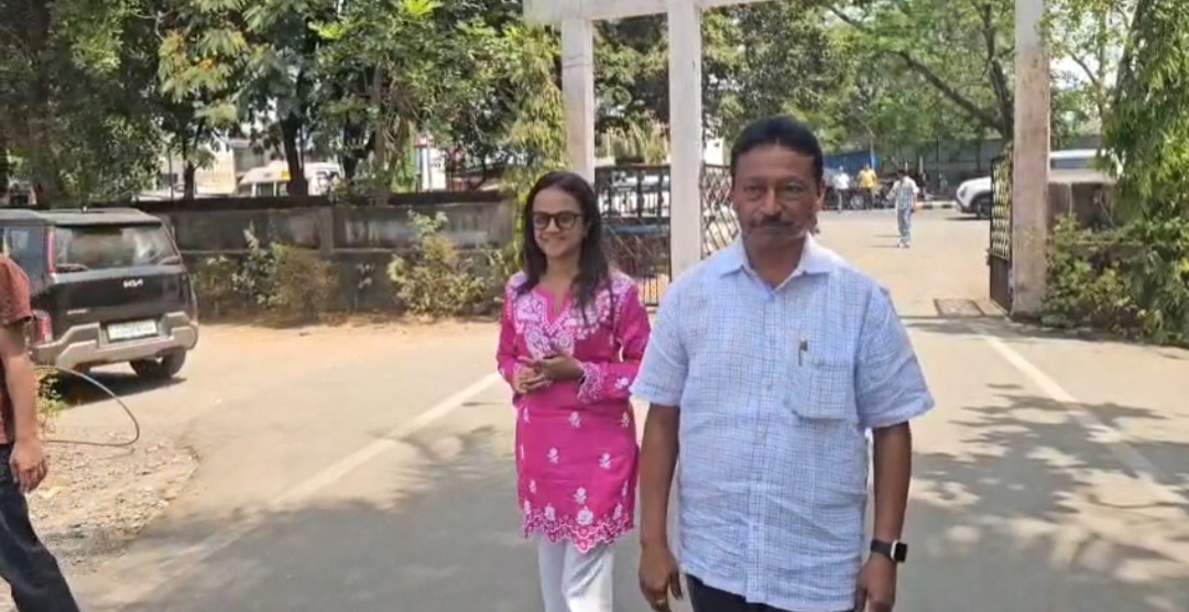 તાપી જીલ્લામાં વિરોધ પક્ષના નેતા ડૉ.તુષાર ચૌધરીએ પત્ની સાથે કર્યું મતદાન : સરકાર પર આકરા પ્રહારો