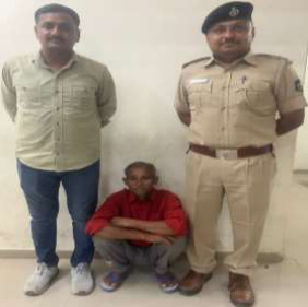 બારડોલી કોર્ટના ચેક બાઉન્સ કેસમાં બે વર્ષની સજા પામેલ આરોપીને વાલોડ પોલીસે ઝડપી પાડ્યો