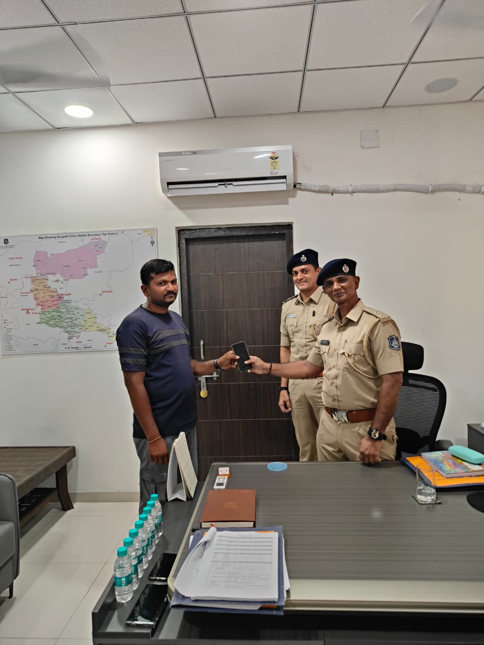 તાપી પોલીસની મોટી સફળતા: સોનગઢમાં ખોવાયેલા ૨૨ મોબાઈલ શોધી અસલી માલિકોને પરત સોંપાયા